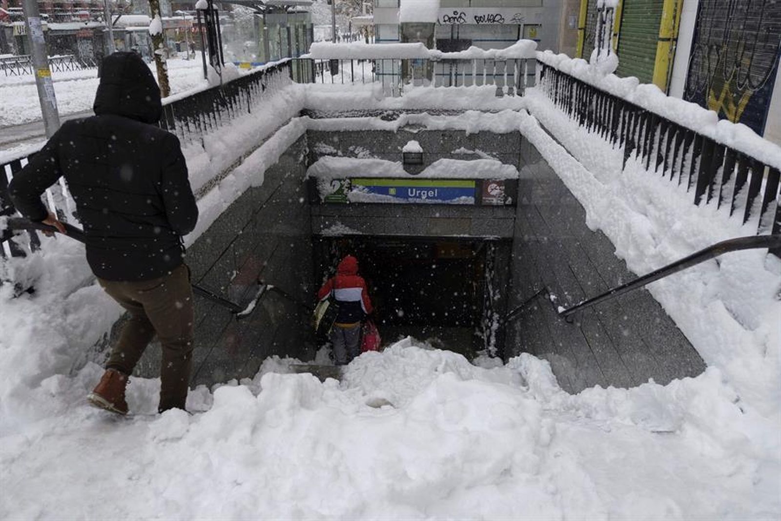 Entrada nevada a una boca de Metro de Madrid