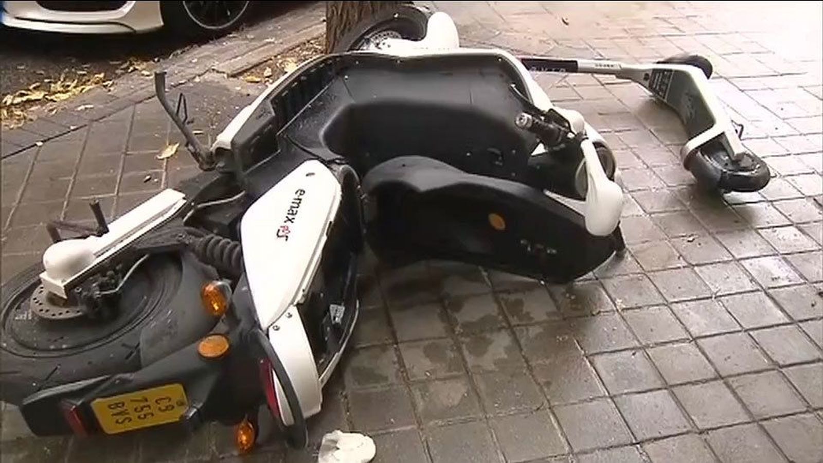 Negocios vandalizados, escaparates rotos, coches destrozados, así amaneció el barrio de Argüelles