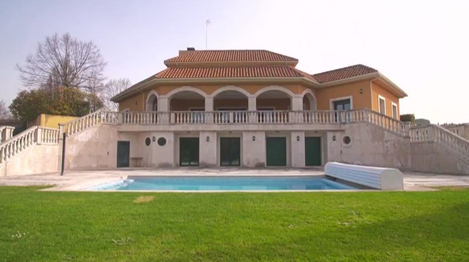 Esta mansión tipo 'Falcon Crest' está muy cerca de Madrid, en la urbanización Ciudalcampo.