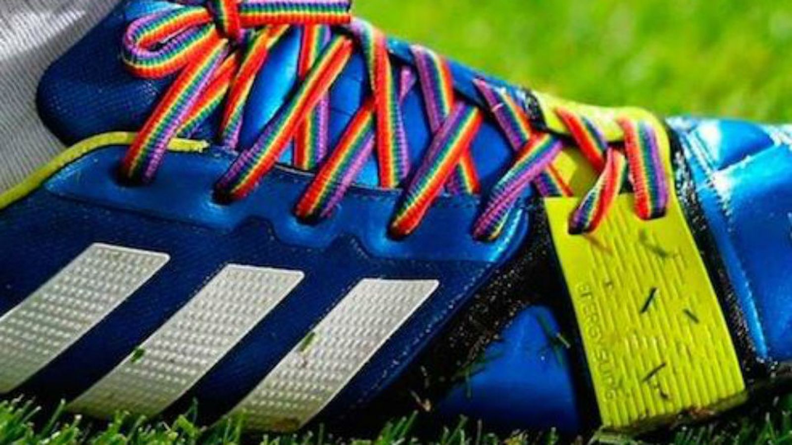 Cordones arcoíris contra la LGTBfobia en un equipo femenino de Majadahonda