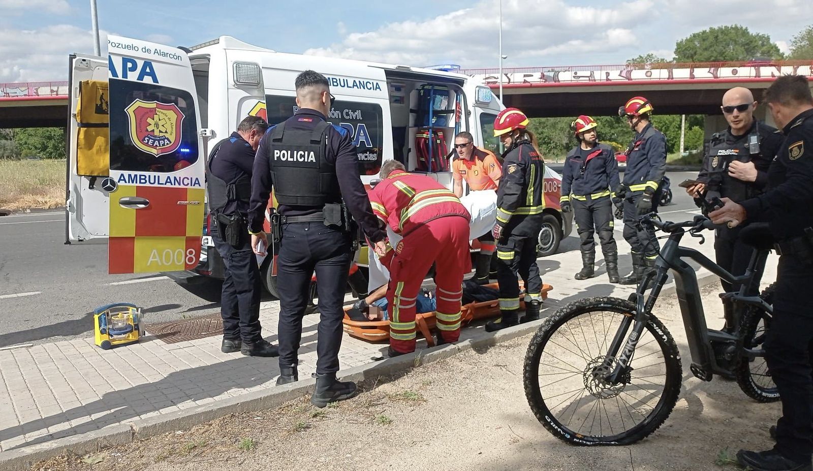 Ciclista rescatado en Ciudad de la Imagen tras caer por un terraplén