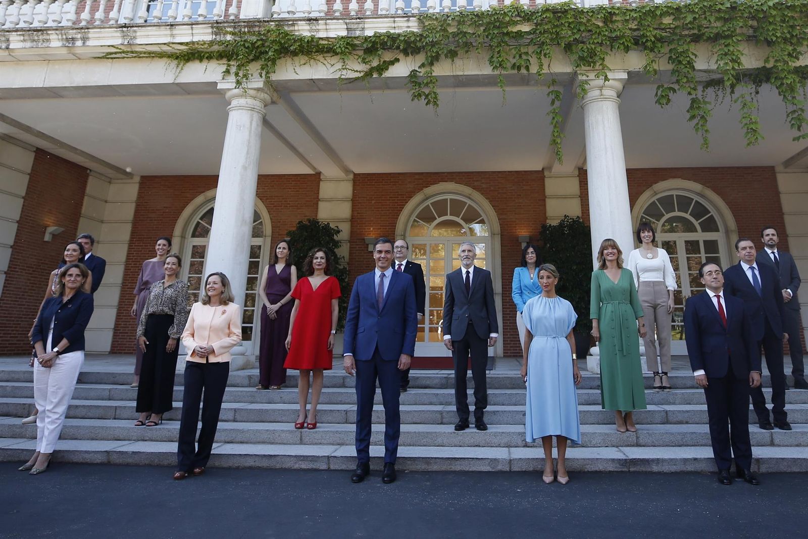 Foto de familia del nuevo Gobierno de Pedro Sánchez en las escalinatas del Palacio de la Moncloa