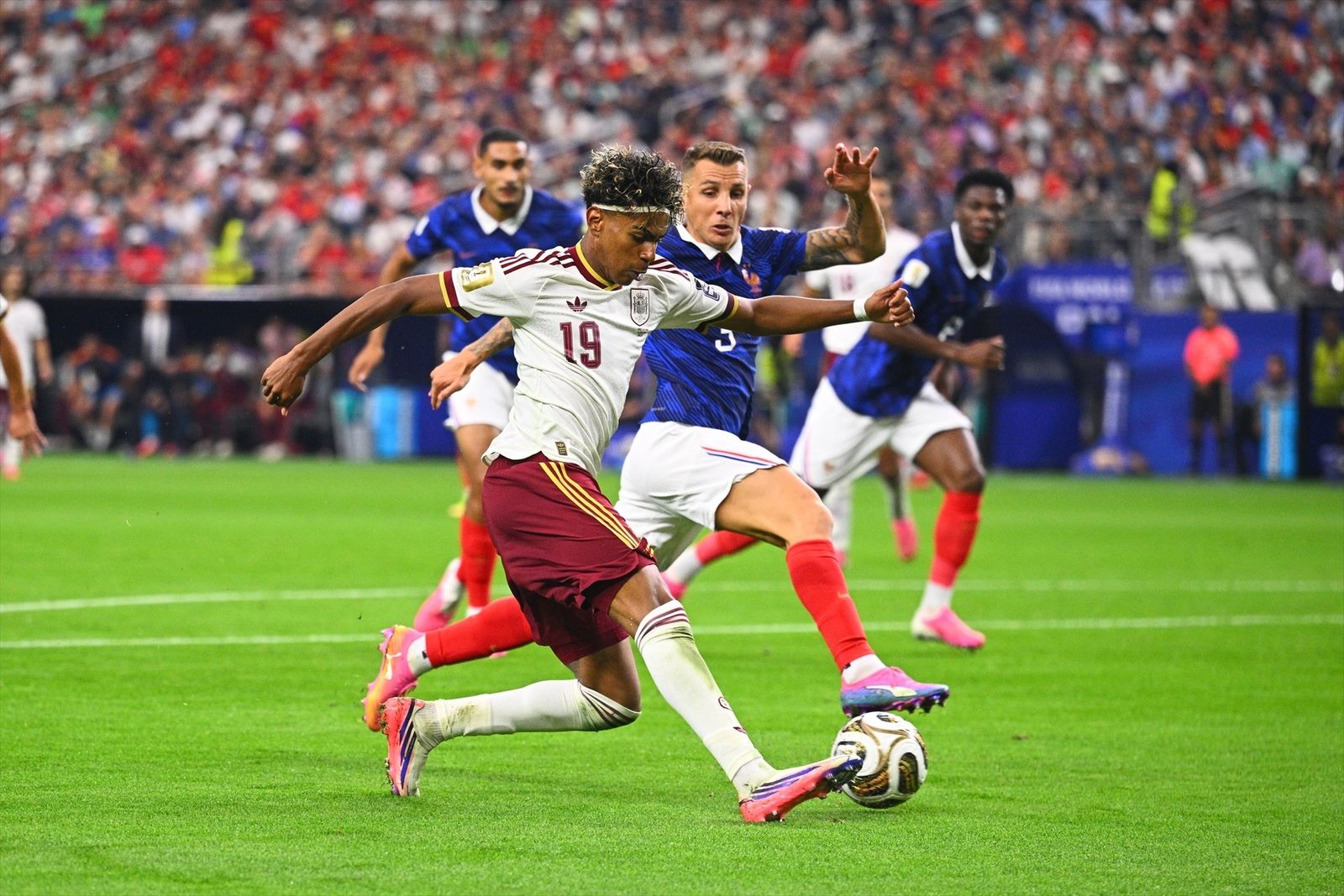 Lamine Yamal y el francés Lucas Digne