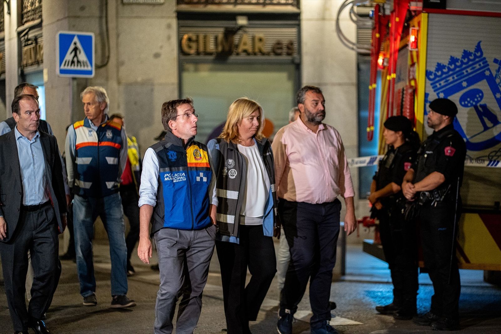 El alcalde de Madrid, José Luis Martínez-Almeida, y varios miembros del equipo municipal se dirigen a la zona del derrumbe en la calle Hileras