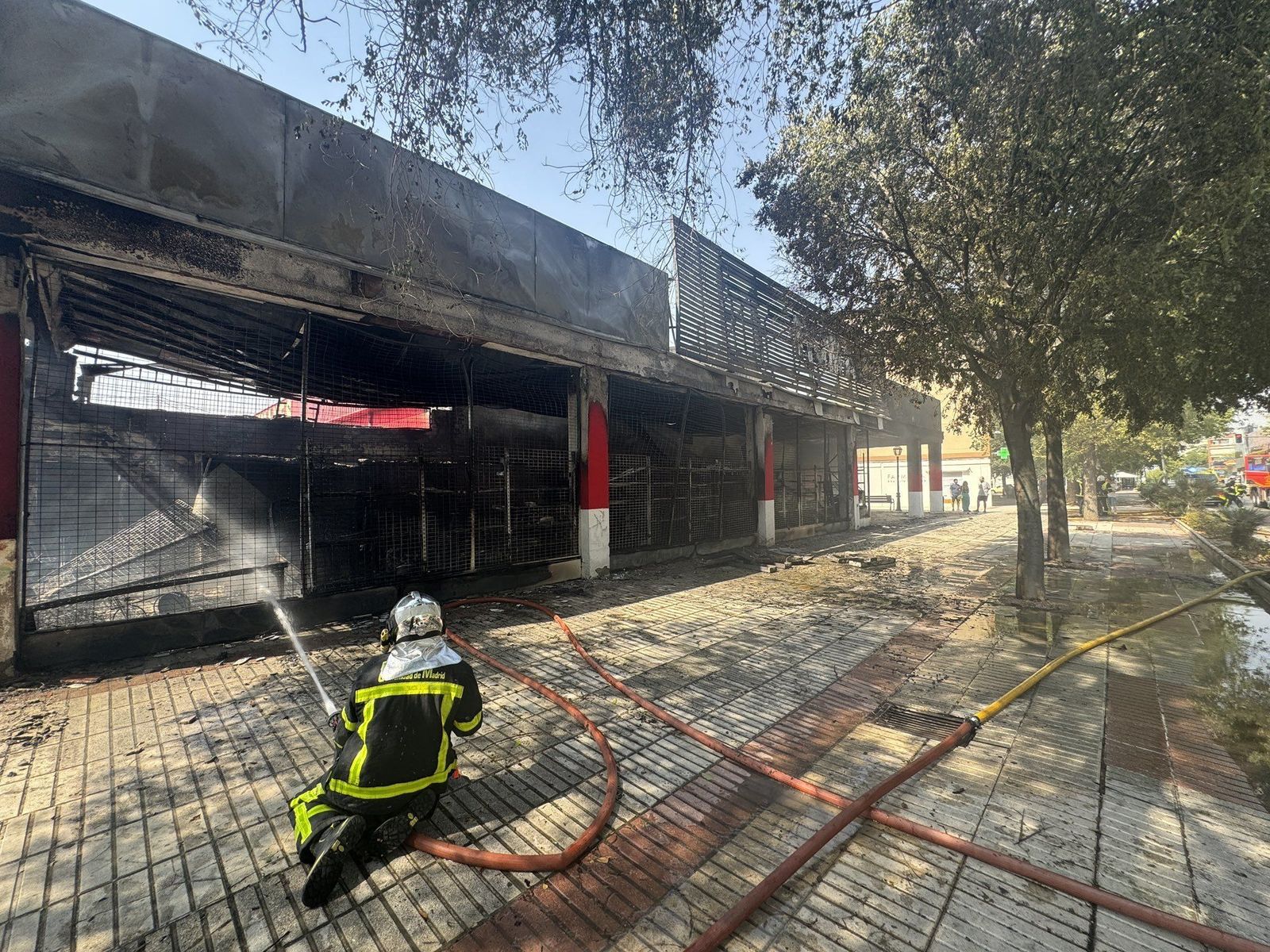 Los bomberos sofocan un incendio de pastos en Humanes junto a una nave de almacenaje