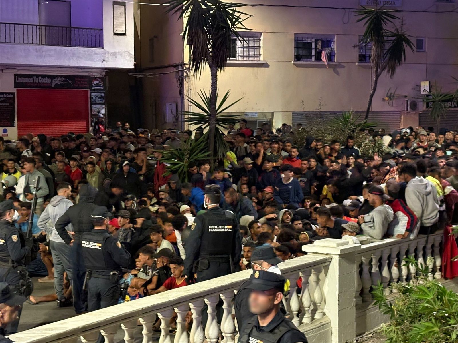 La Policía, desbordada en Ceuta en un caótico traslado de inmigrantes