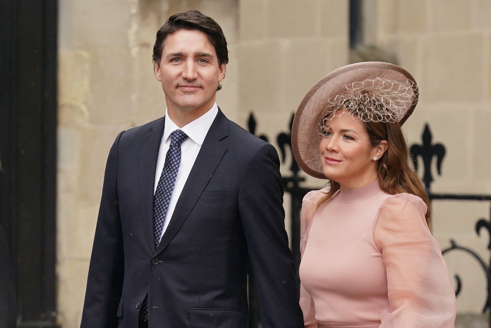 Justin Trudeau y su esposa llegando a la ceremonia de coronación del rey Carlos III