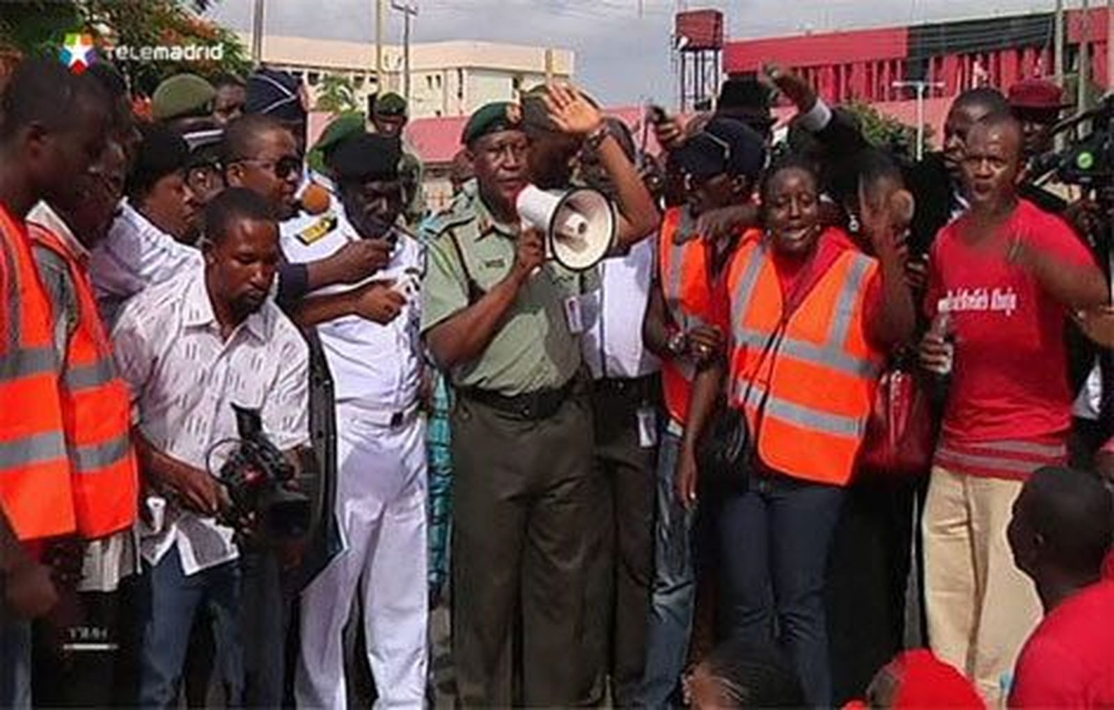 La Policía de Nigeria ofrece 300.000 dólares por pistas sobre las niñas raptadas