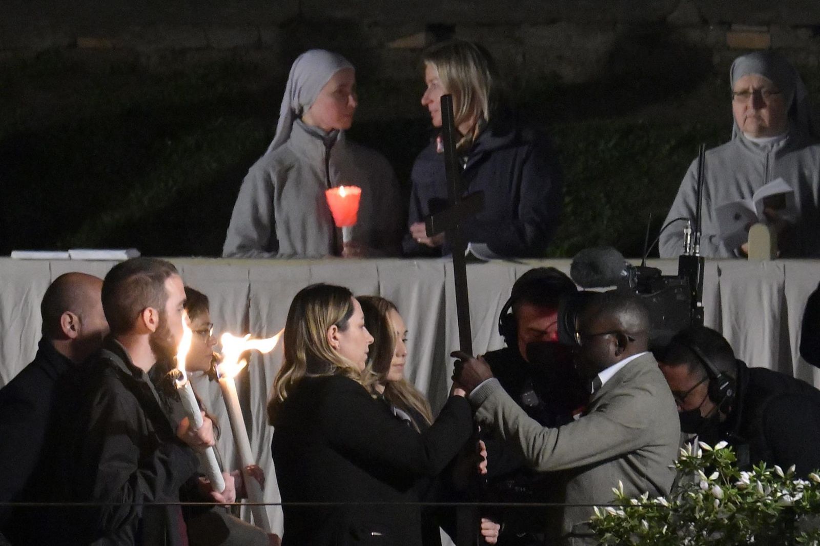 El papa implora la paz en un Vía Crucis marcado por Ucrania