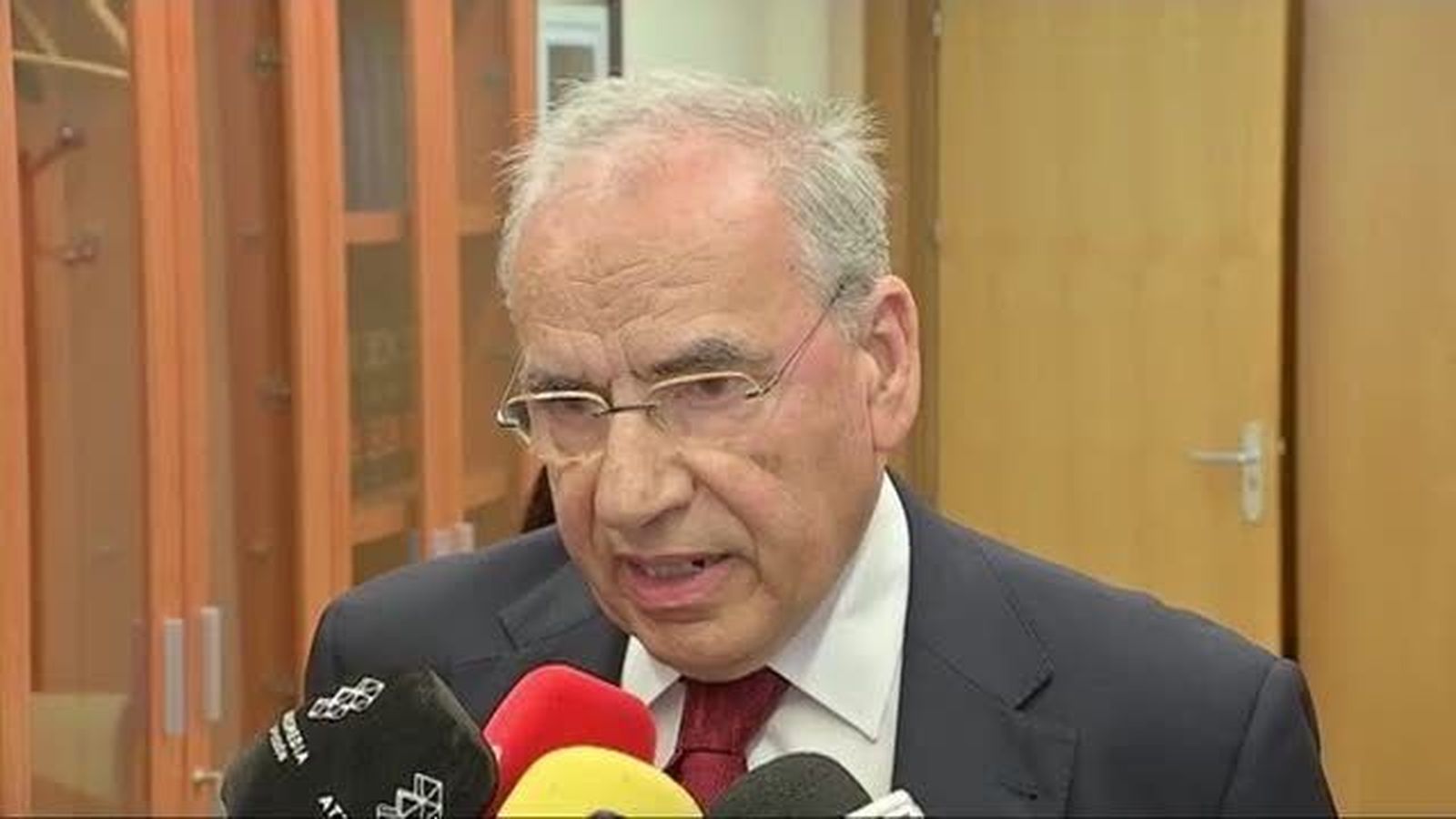 Alfonso Guerra apunta a "medidas drásticas" si se declara la independencia
