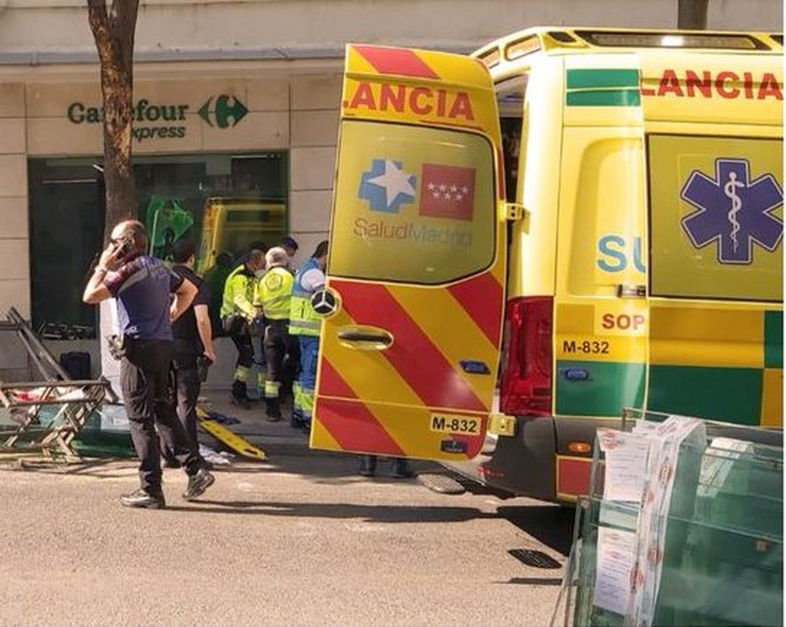 Servicios de emergencia en la calle Villanueva de Madrid por un accidente laboral
