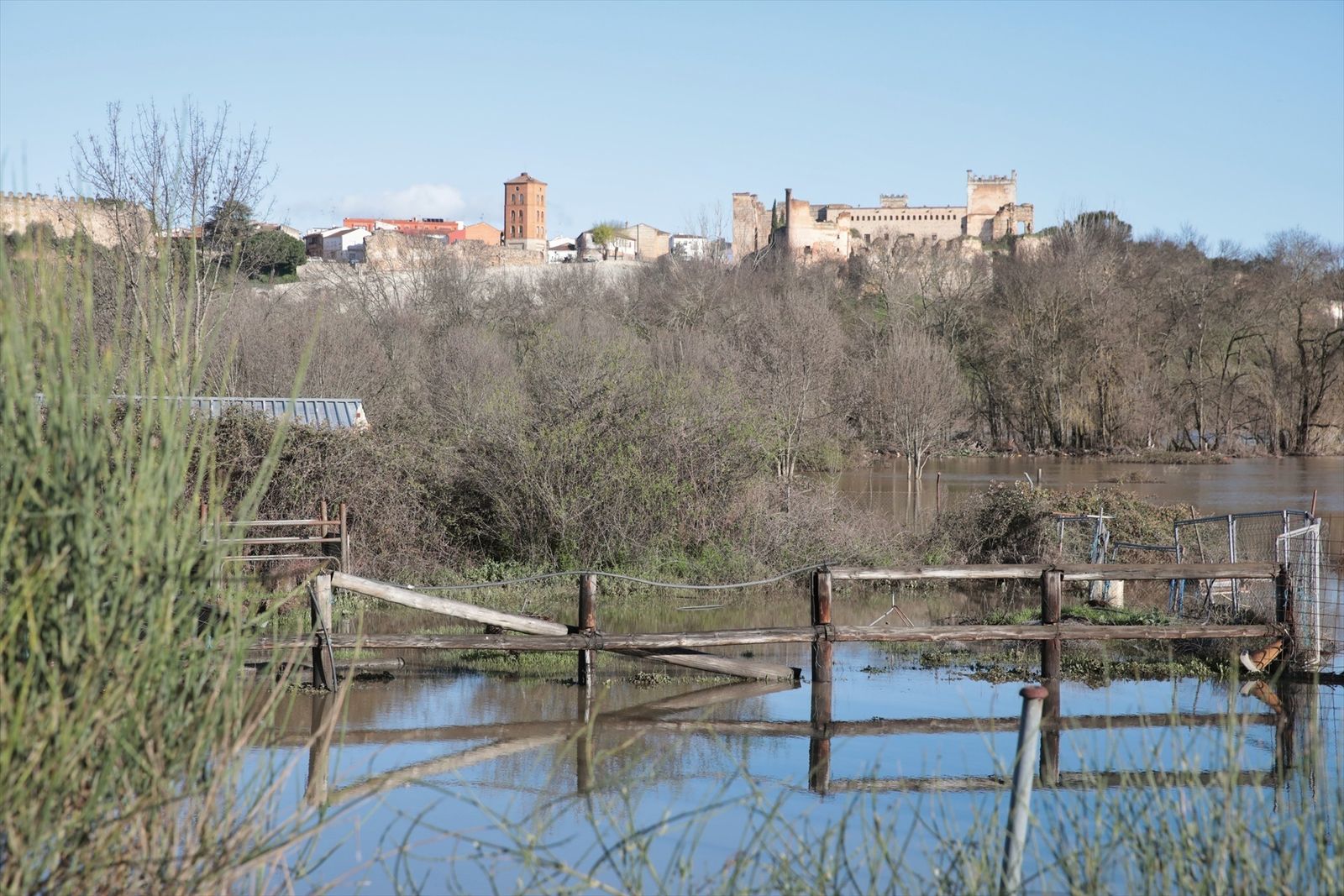 El río Alberche, a su paso por Escalona, Toledo
