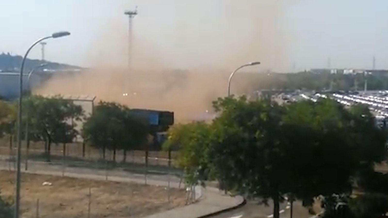 Los vecinos de Butarque, hartos del ruido y polvo que generan dos chatarrerías frente a sus casas