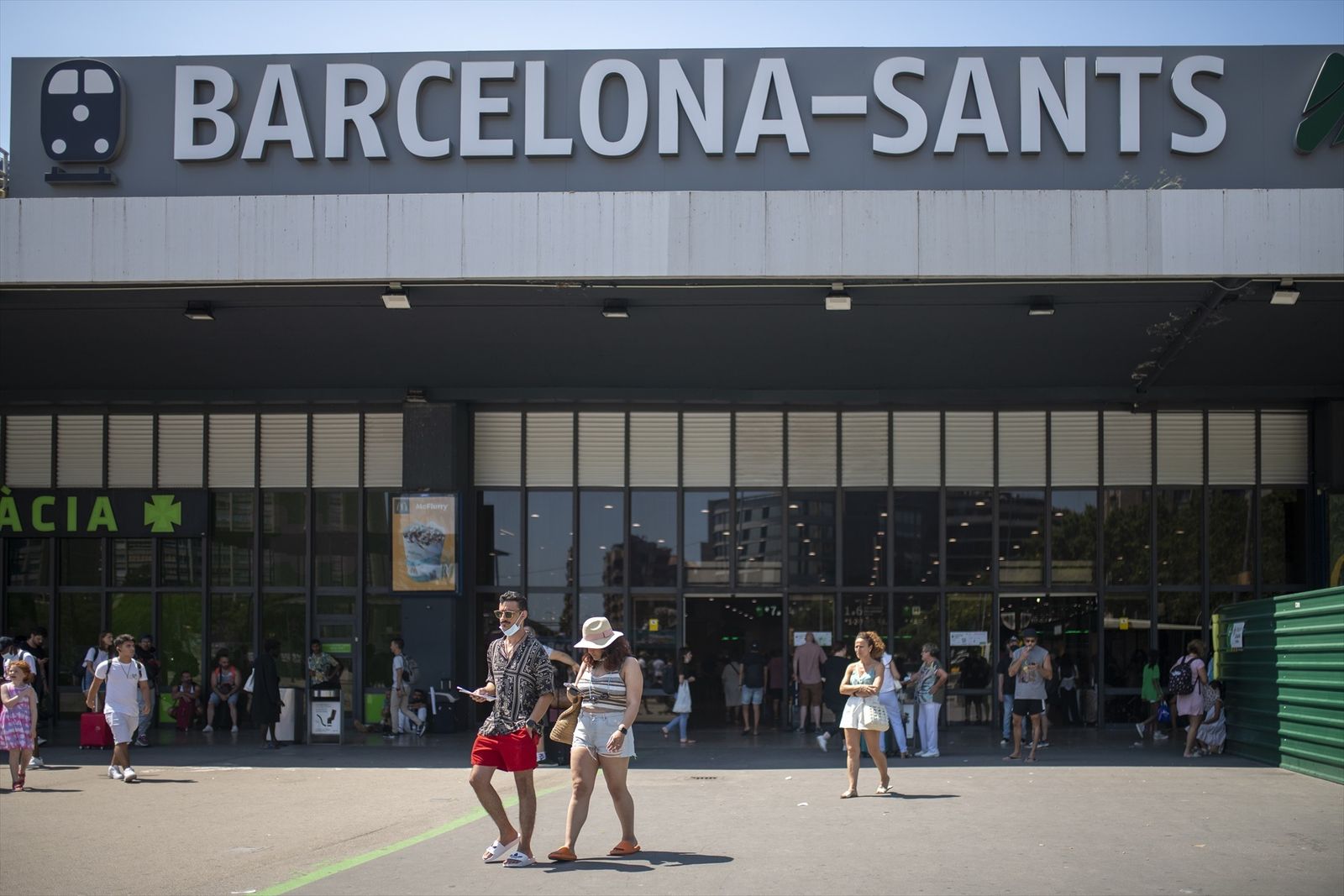 Acceso a la estación de tren de Barcelona -Sants