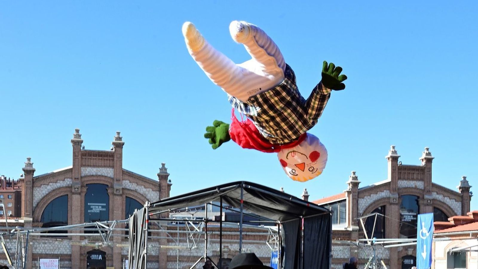 Pelele por los aires tras ser manteado en Madrid