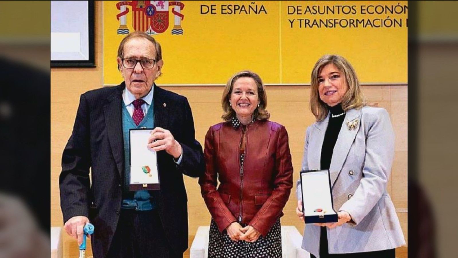 La ministra Calviño condecoró a Tamames hace solo tres meses