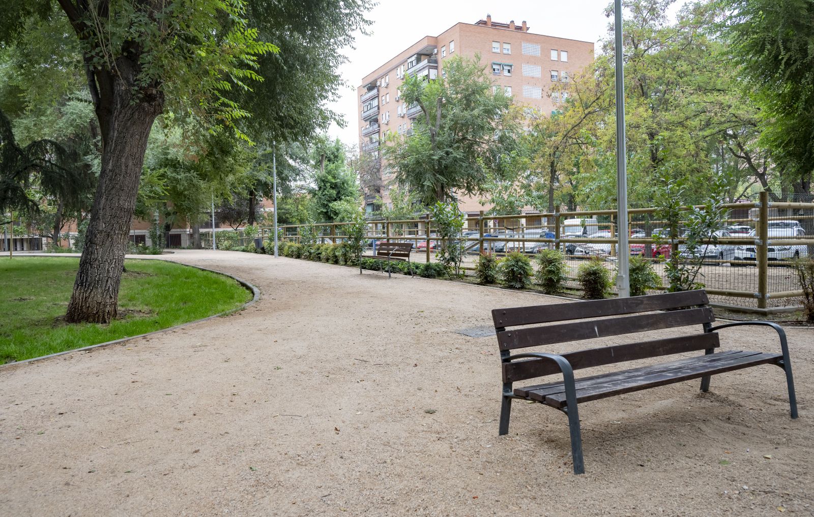 Zona verde en la Plaza Príncipe Carlos, en el barrio de Juan de Austria de Alcalá de Henares