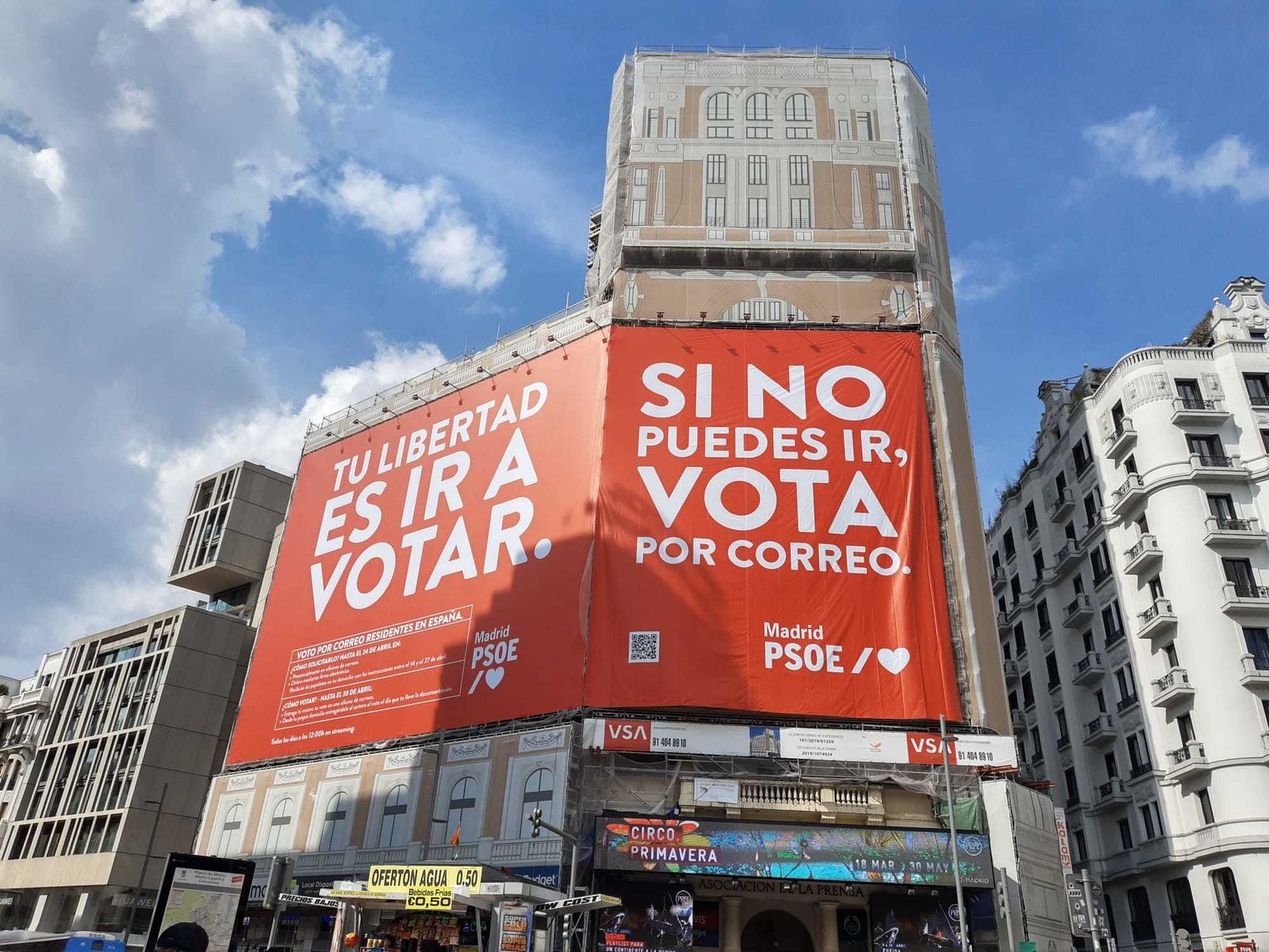 La nueva lona electoral del PSOE en la Plaza de Callao