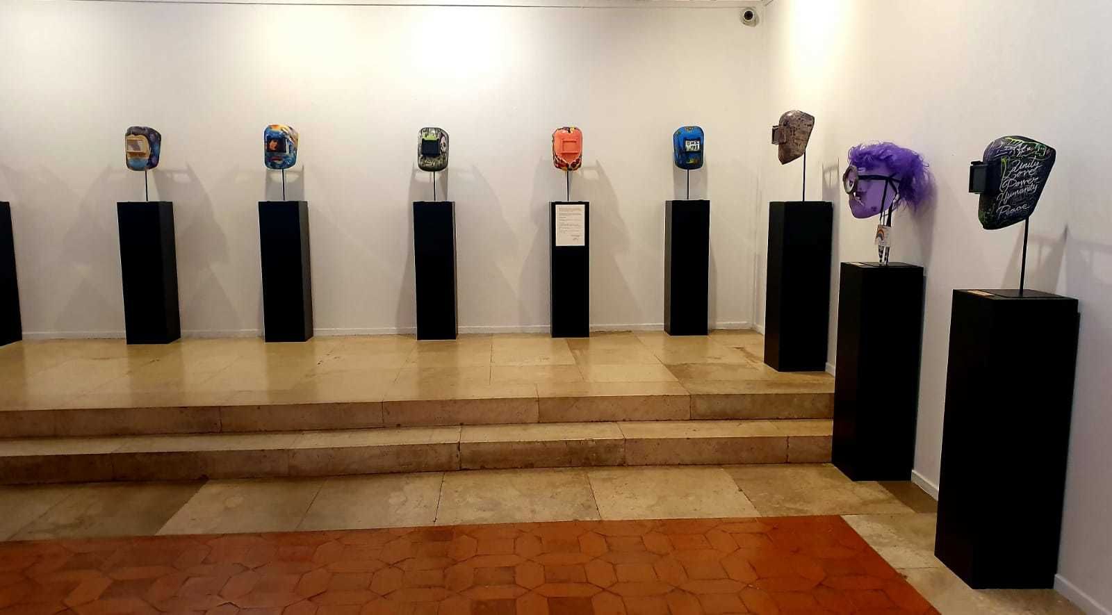 Caretas de soldador, que salvaron vidas en la pandemia, convertidas en piezas de arte
