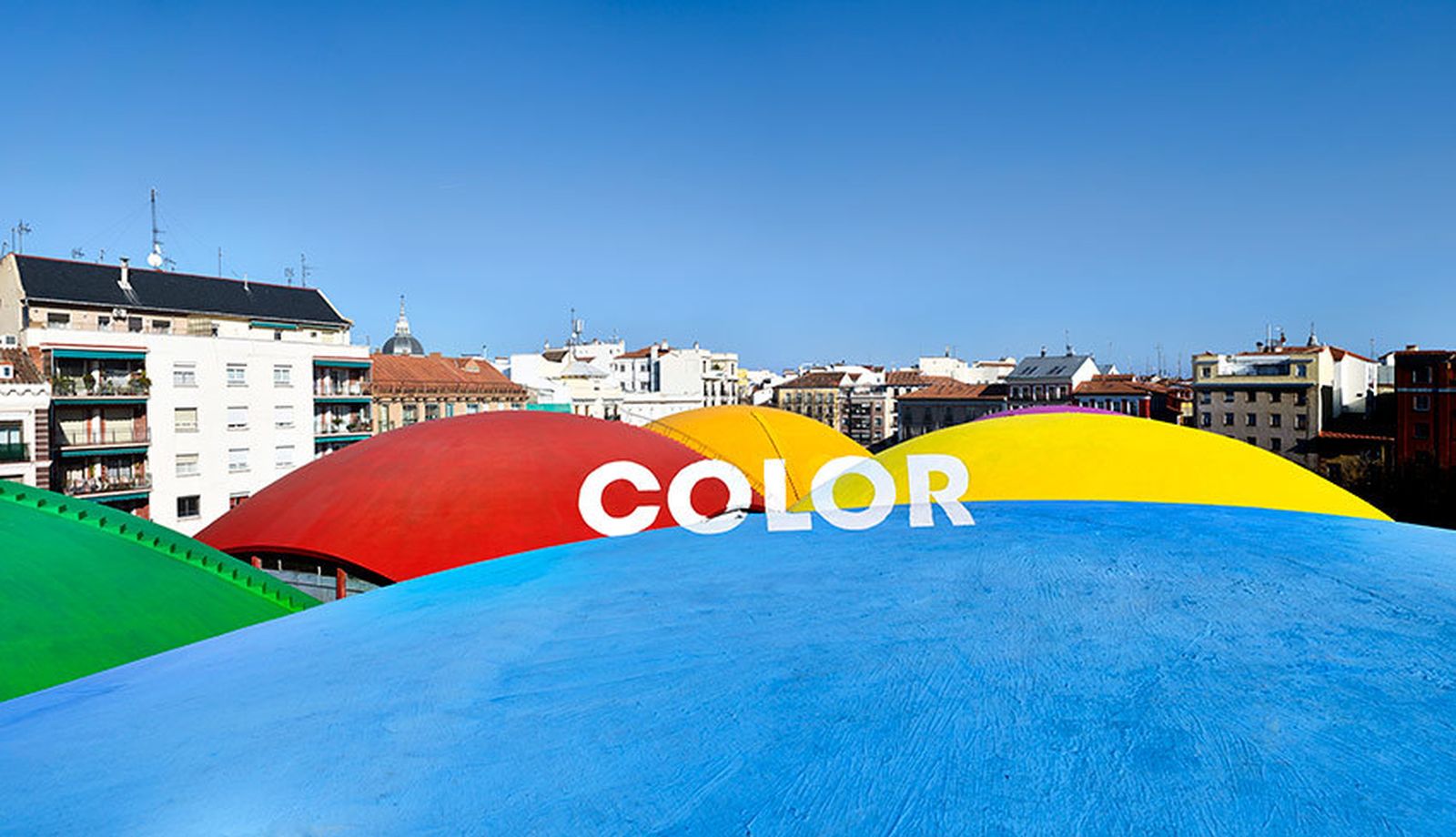 Boamistura - Llena la vida de color: Está ubicado en El mercado de la cebada, uno de los lugares más alternativos de todo Madrid, la intervención abarca las seis cúpulas, 4.800 m2, y las dos fachadas principales de 650 m2.