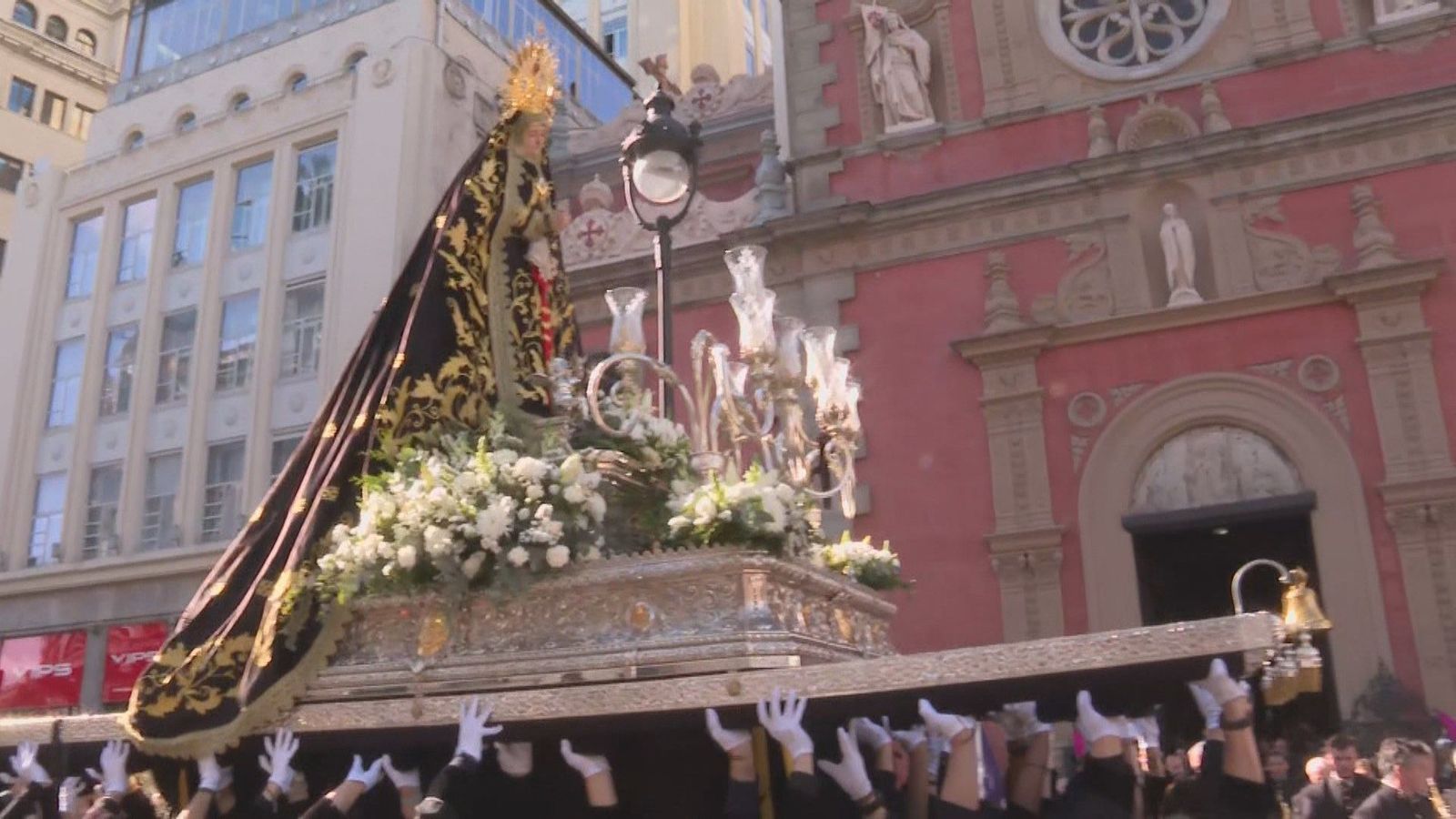 El mal tiempo obliga a suspender la procesión de La Soledad en Madrid