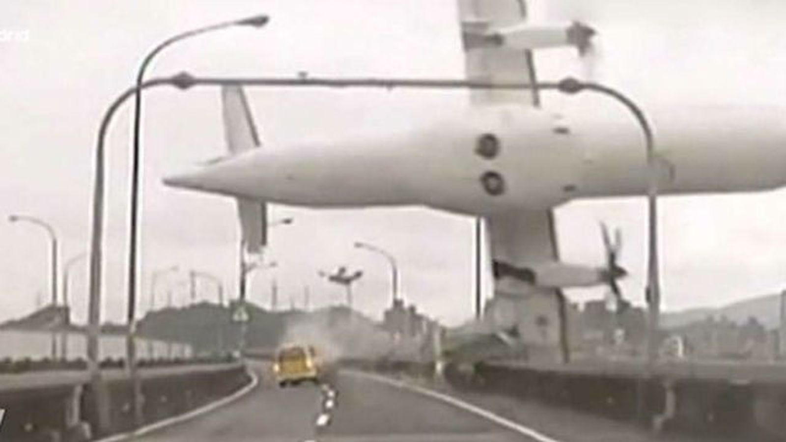 Son 29 los muertos y decenas los desaparecidos en el accidente de un avión de Taiwán