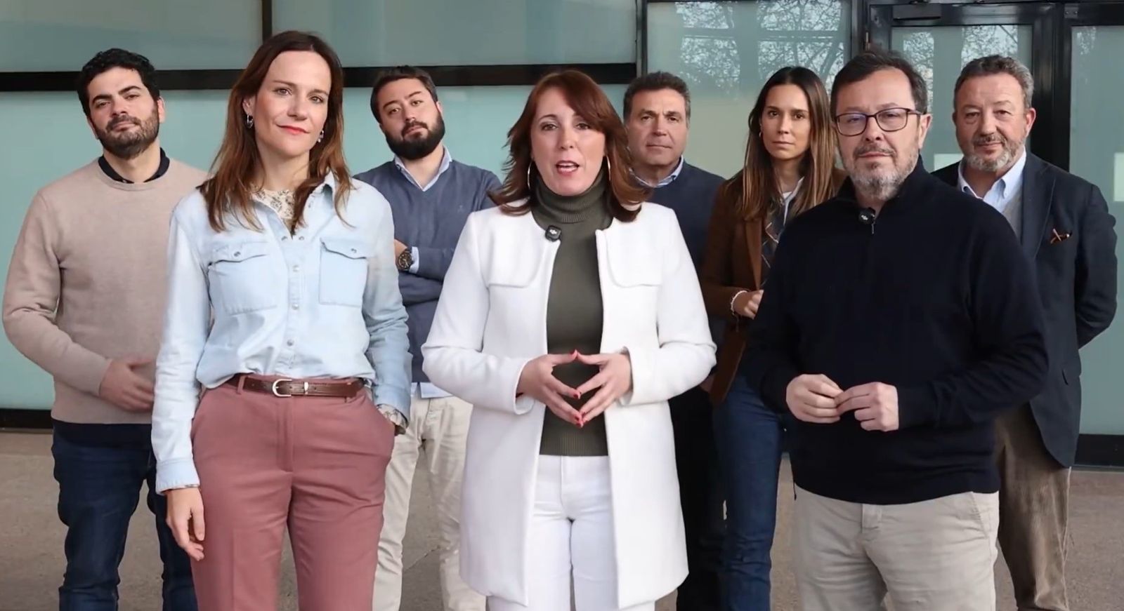 La portavoz de Vox Móstoles, Nieva Machín, la portavoz en la Asamblea, Isabel Pérez Moñino, y el presidente en Madrid, José Antonio Fúster.