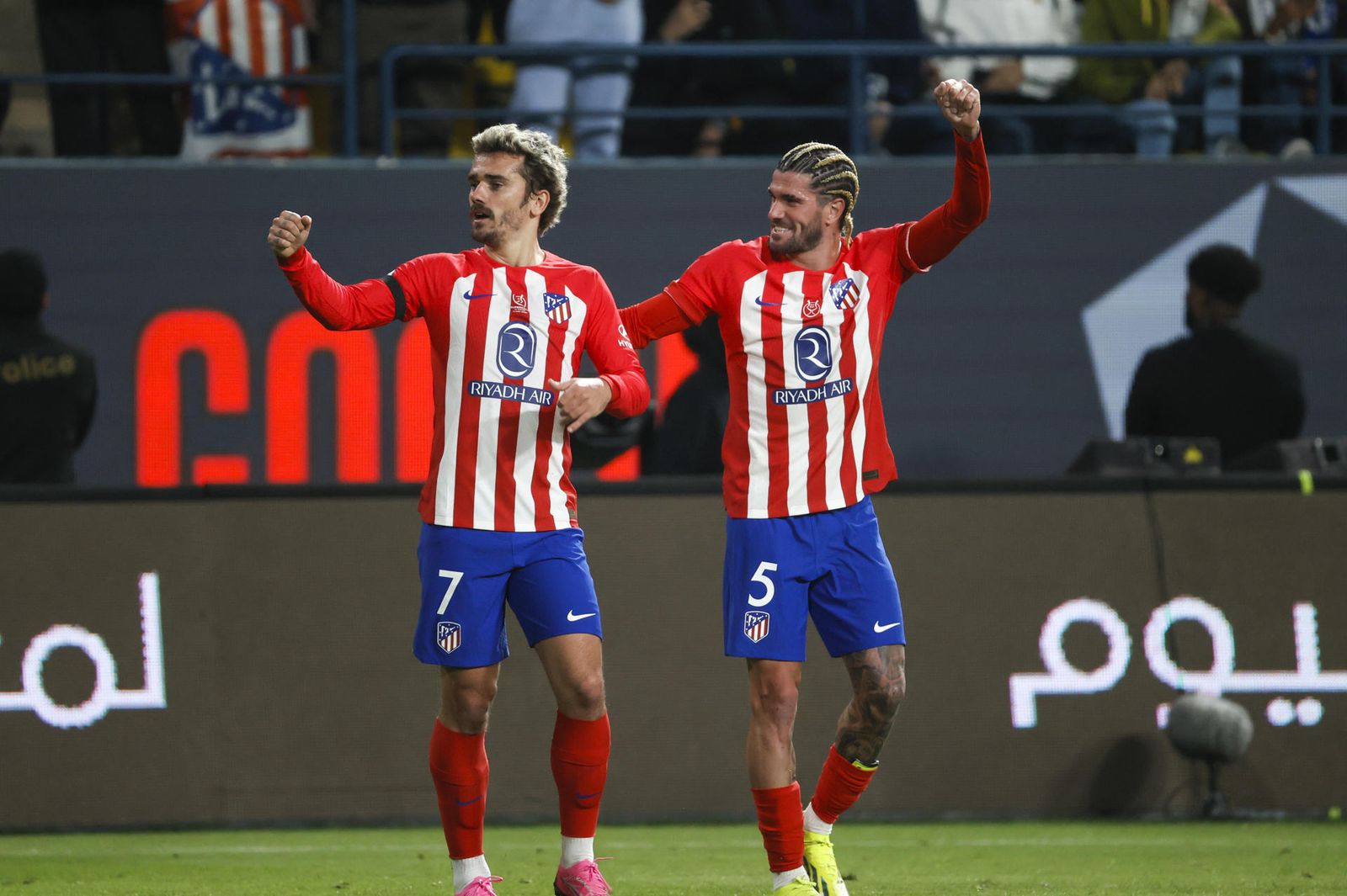 Griezmann y De Paul celebran el gol del primero