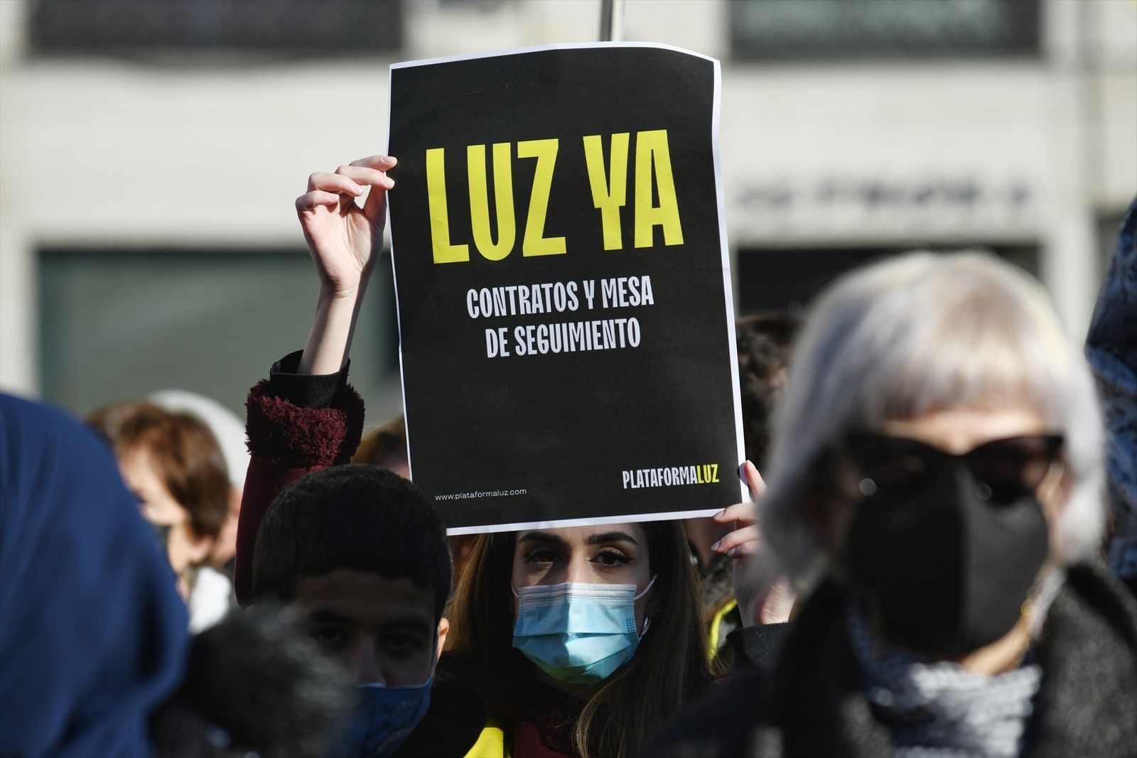 Una persona muestra un cartel reclamando Luz para los habitantes de la Cañada Real