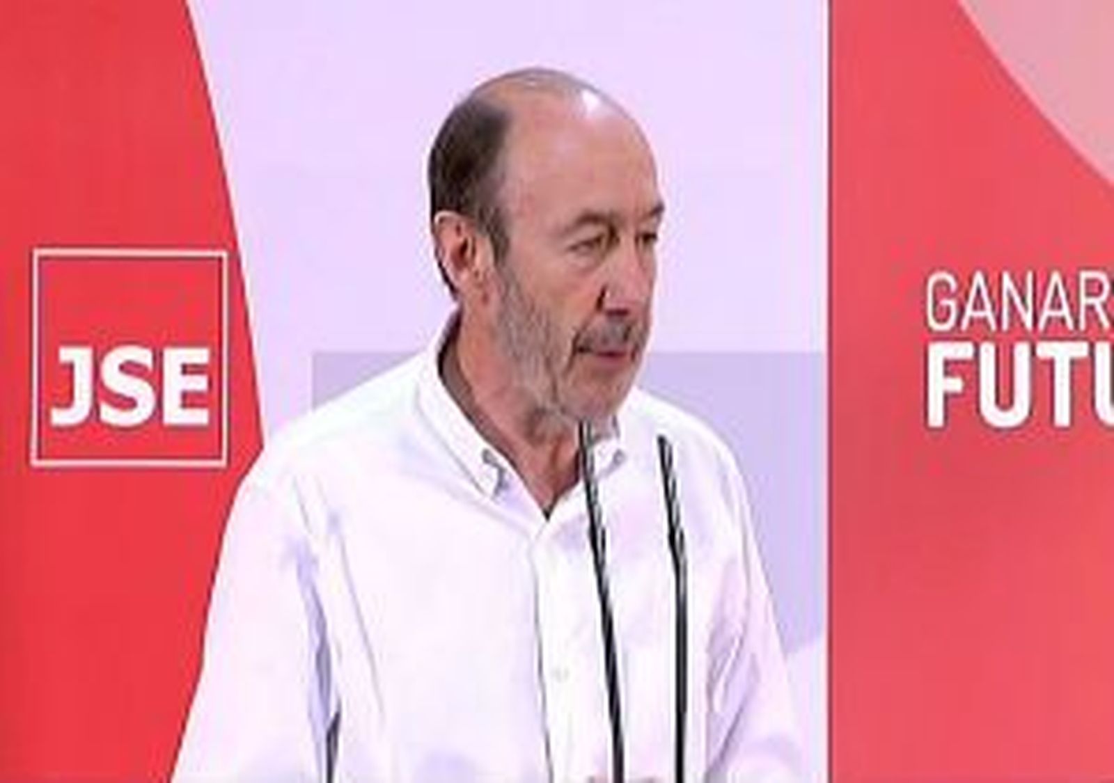Rubalcaba pide al PSOE trabajar por quienes sufren y no más discusiones internas