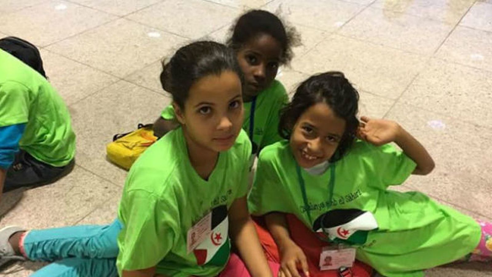 Niñas saharauis durante el viaje desde Tinduf a Madrid