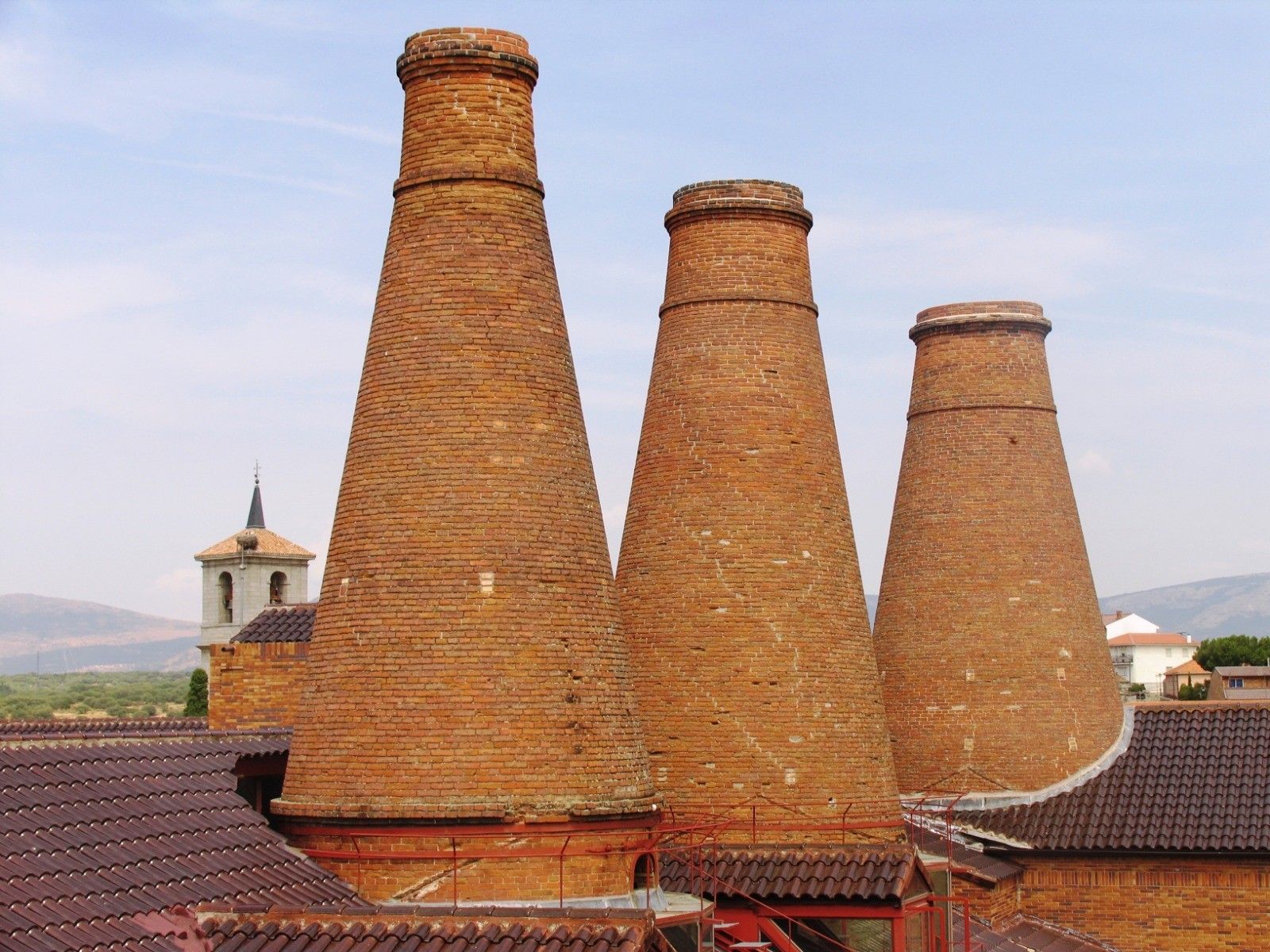 Chimeneas del centro cultural Giralt Laporta de Valdemorillo, antigua fábrica de cerámica y porcelanas