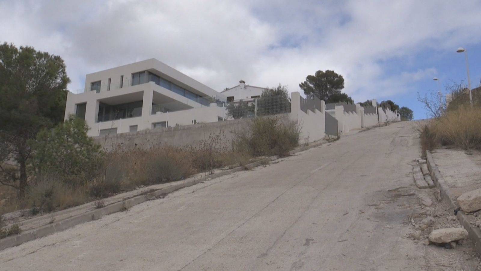 Una bebe muerta y su madre herida arrolladas por un coche aparcado que se desplazó en Calpe (Alicante)