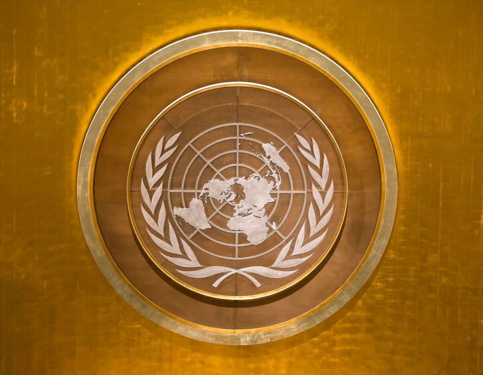 El emblema de las Naciones Unidas en la sala de reuniones de su sede en Nueva York