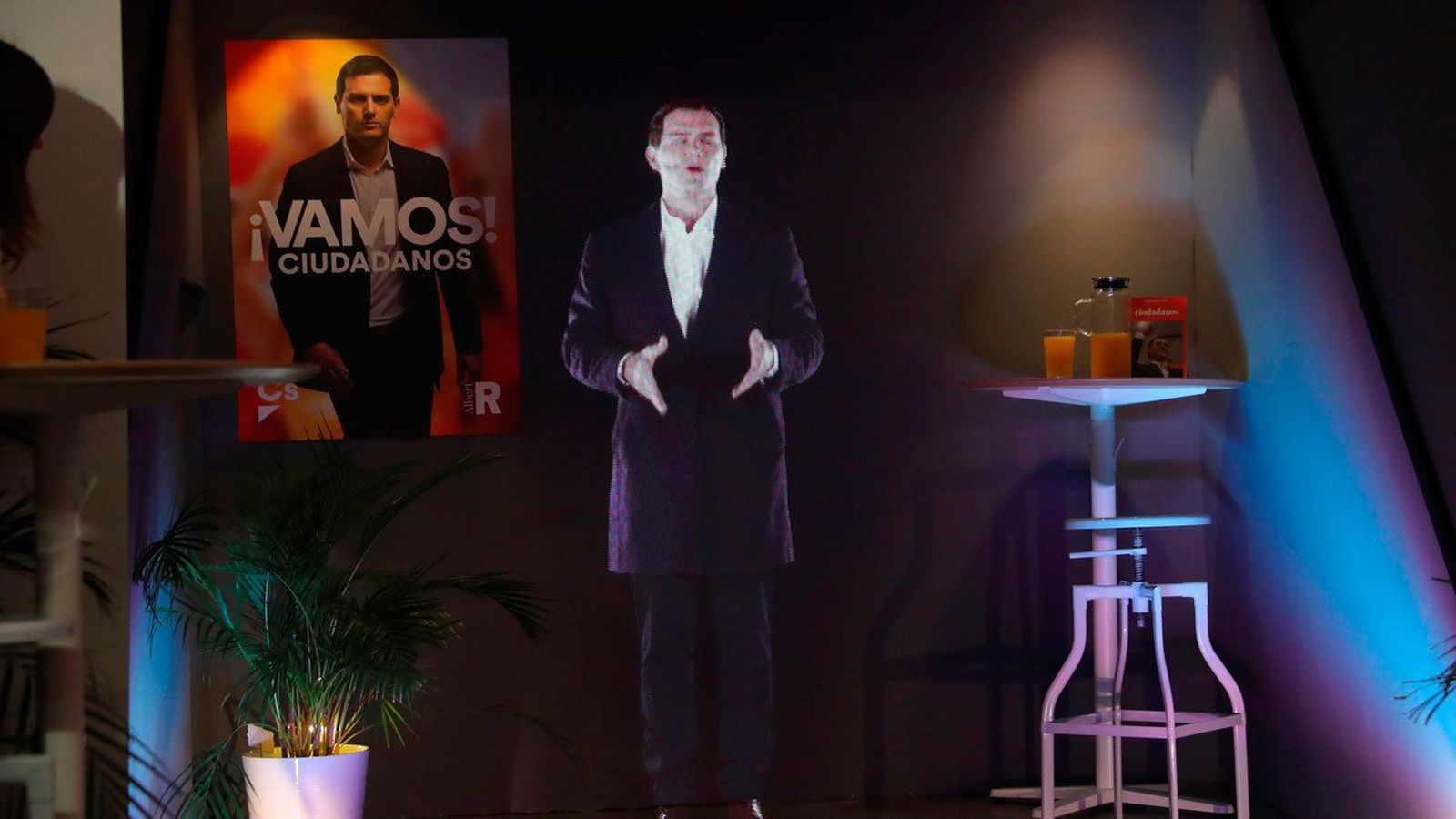 El holograma de Rivera pide el voto desde la España rural