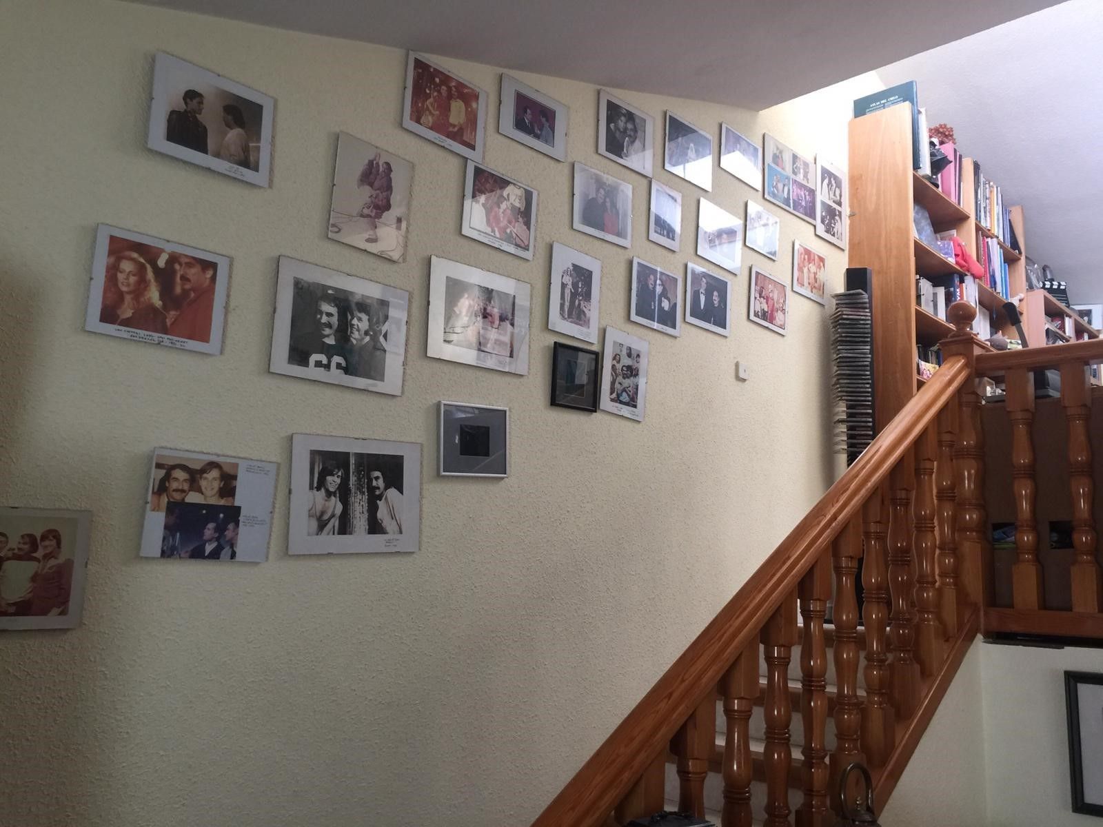 Incluido este 'paseo de la fama' compuesto por fotografías de todas las estrellas del cine, la música y la televisión que ha podido conocer Hugo gracias a su trabajo.