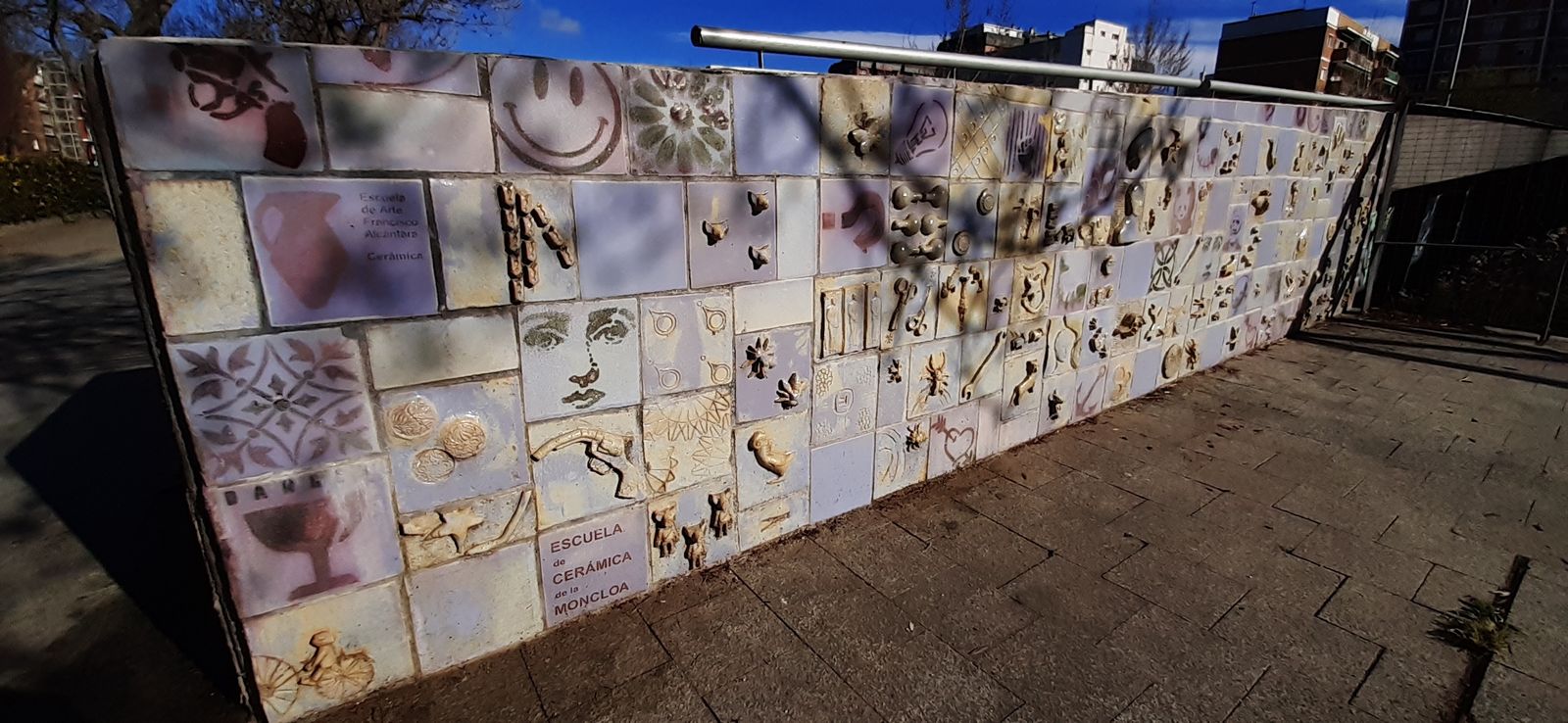 Uno de los arranques de la Pasarela de Almuñecar adornado con motivos cerámicos