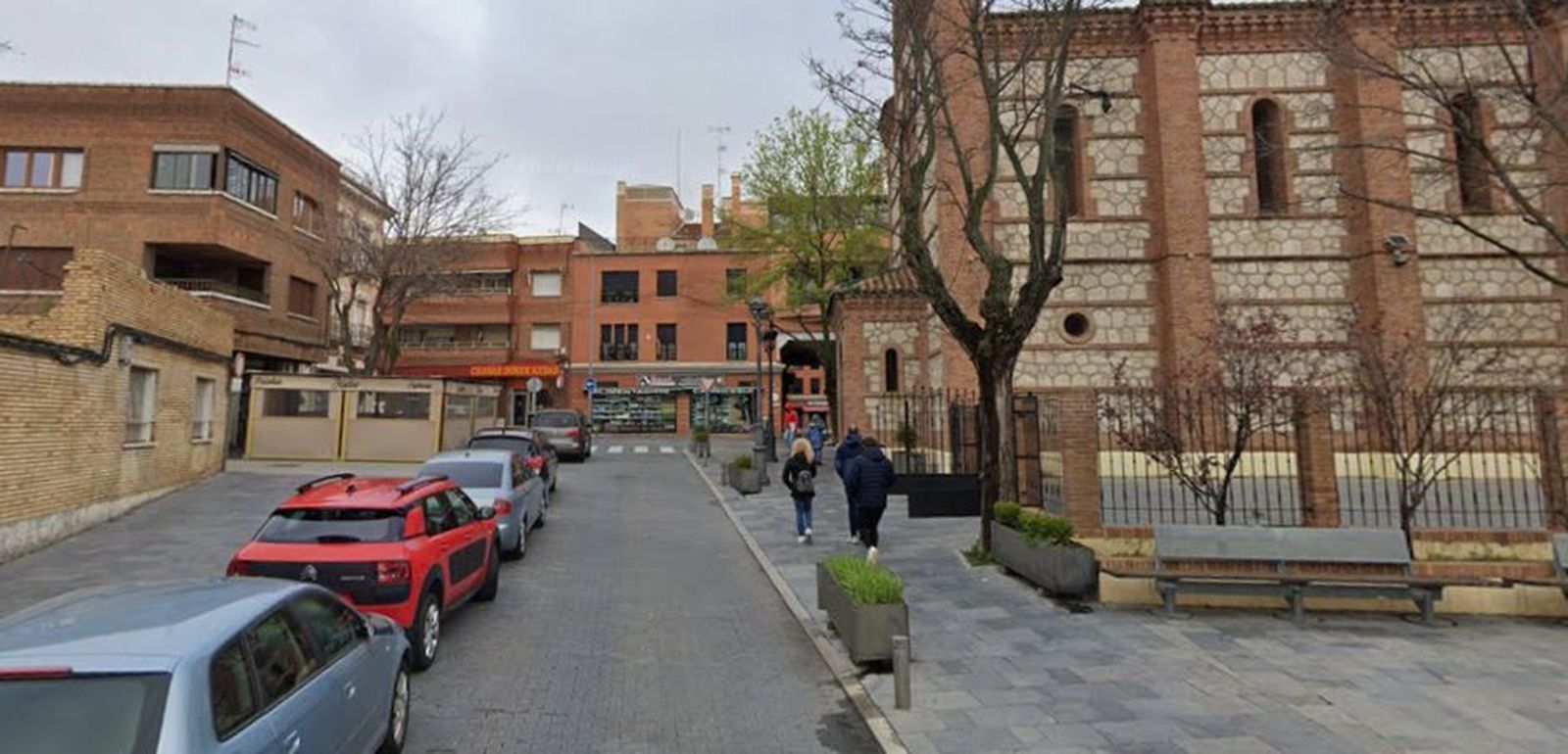 Vehículos aparcados en una calle del centro de Parla