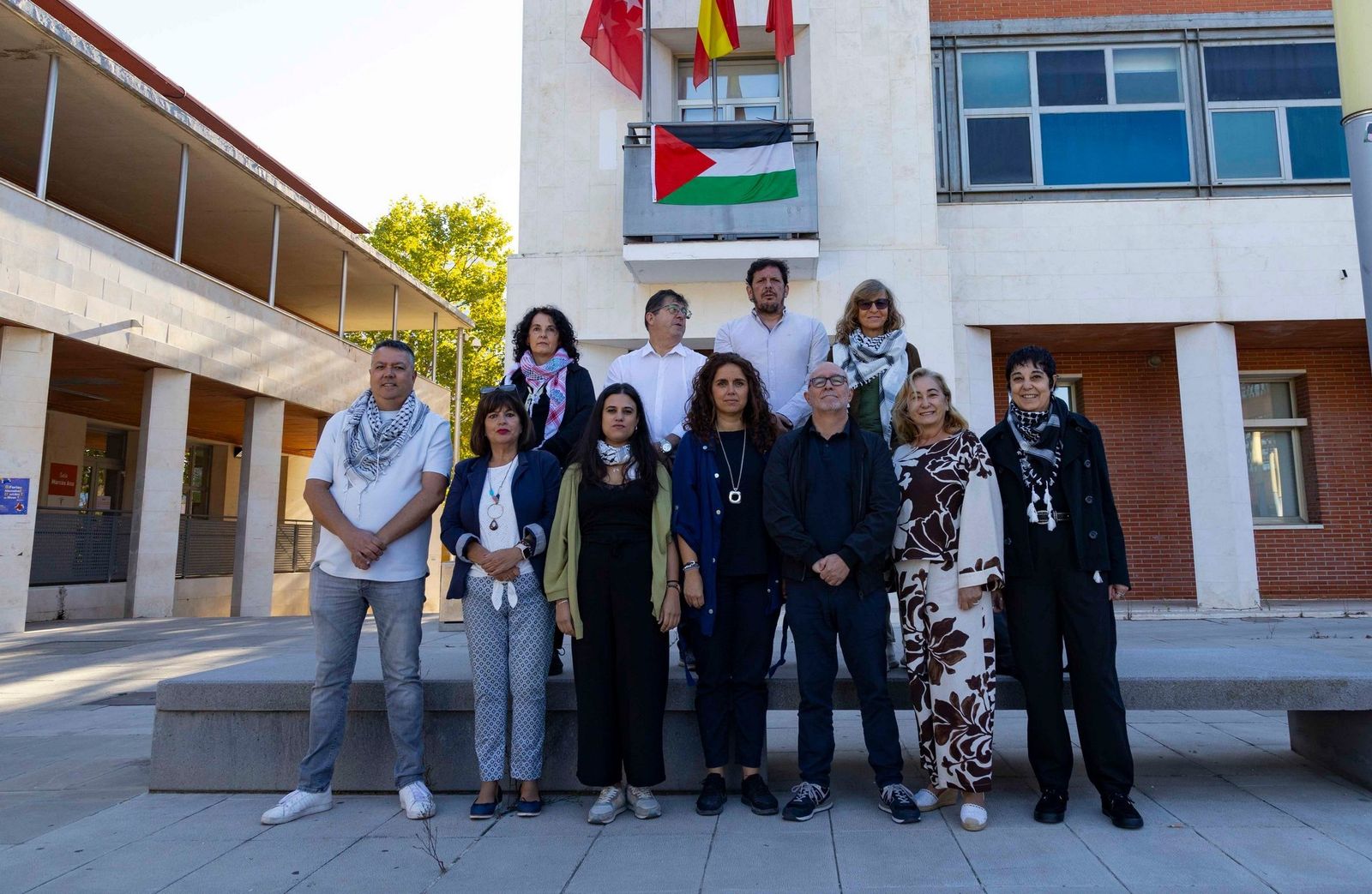 Miembros de la corporación de Rivas bajo la bandera palestina en el balcón consistorial