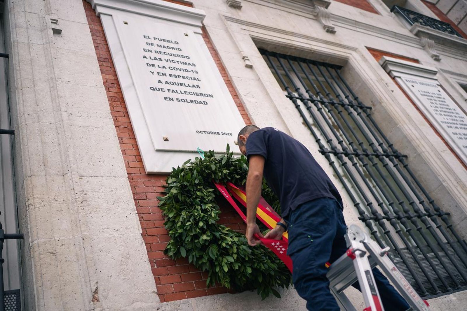 Corona de laurel en la Real Casa de Correos por las víctimas del Covid-19