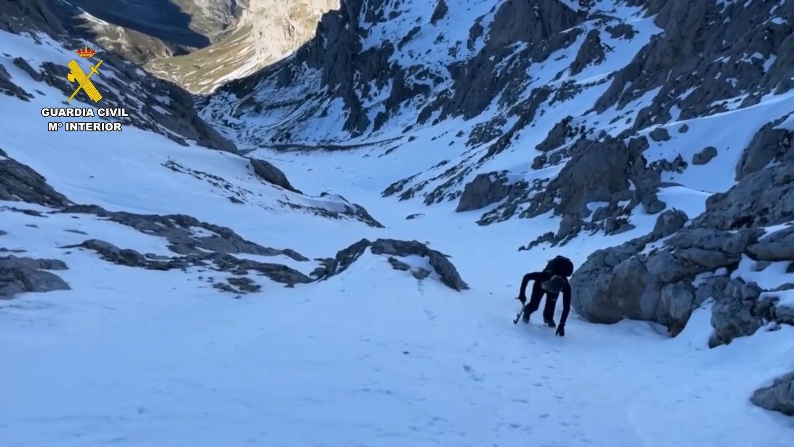 Encuentran con vida al montañero desaparecido en los Picos de Europa