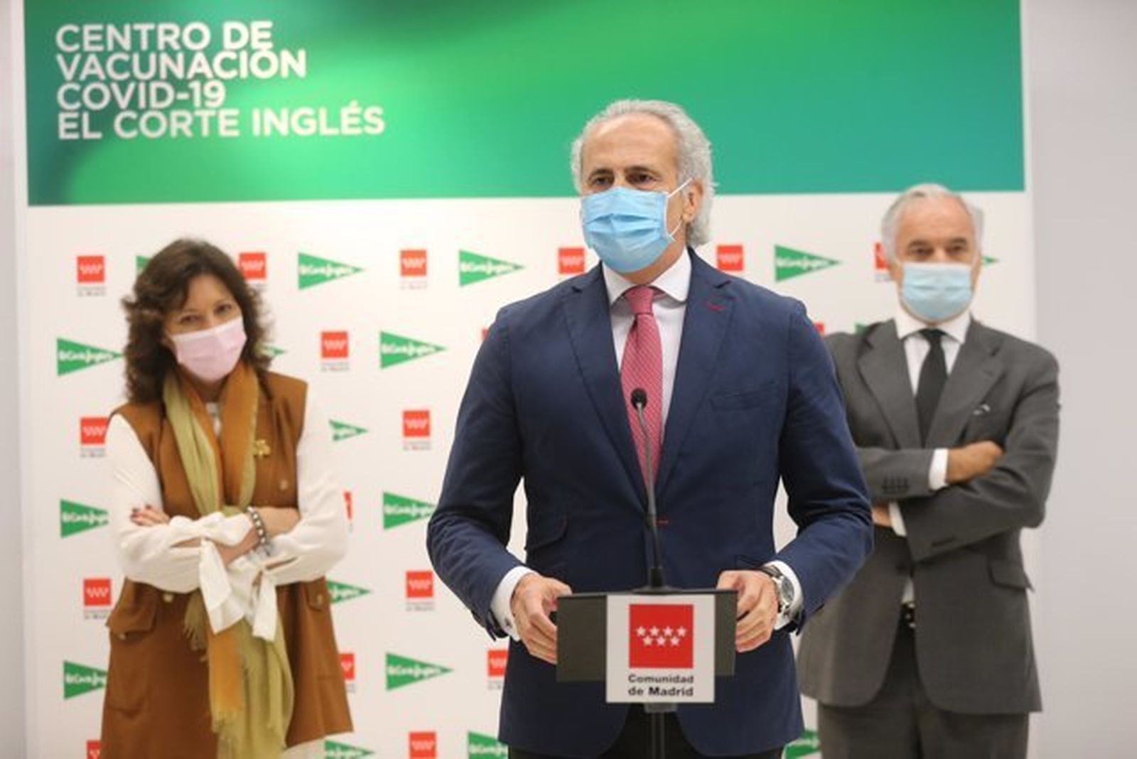 El consejero madrileño de Sanidad en el centro de vacunación abierto en El Corte Inglés