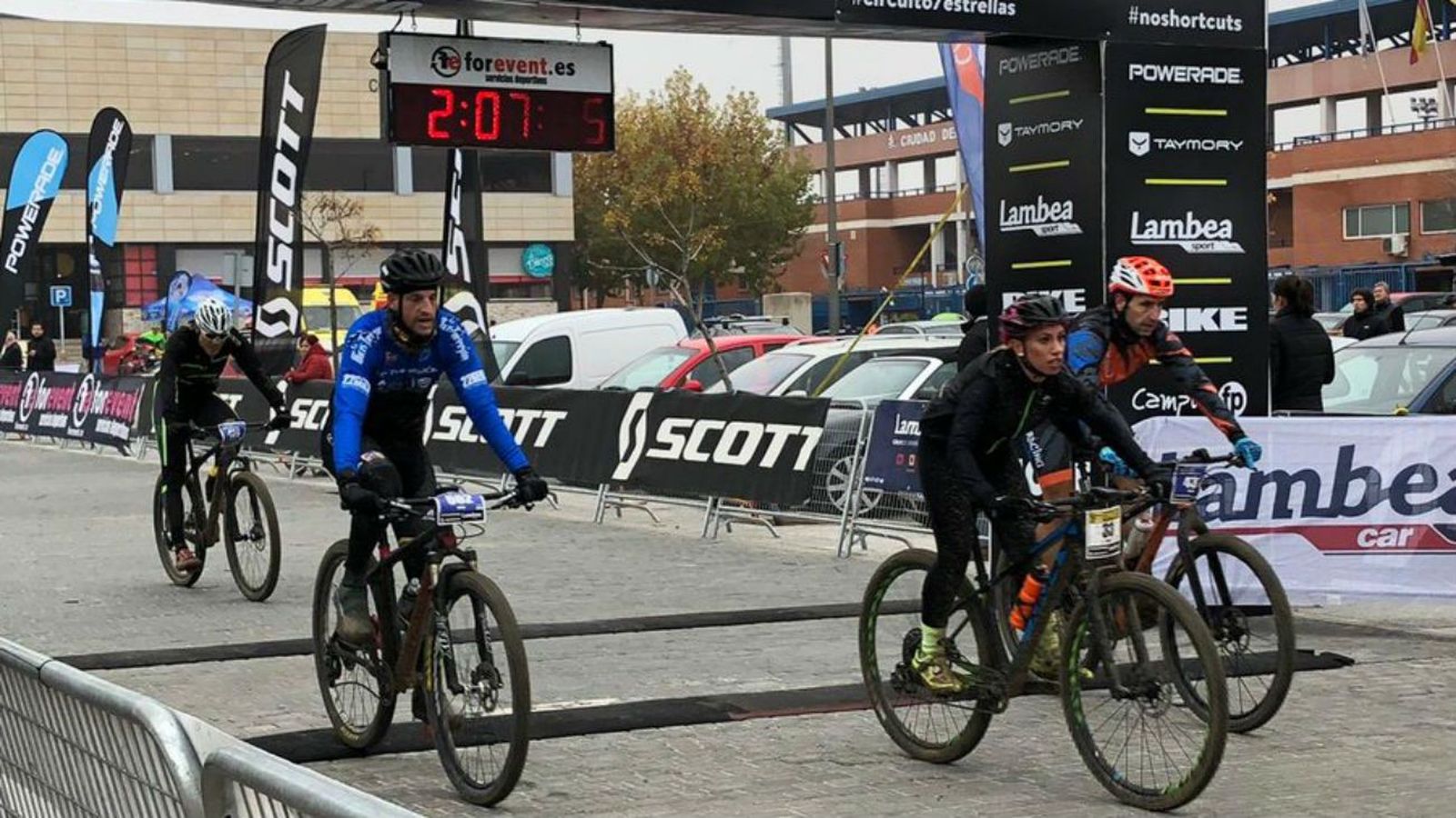 Arroyomolinos se vuelca con el ciclismo