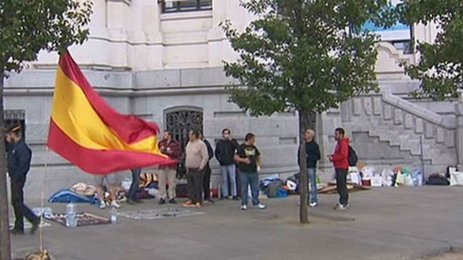 Okupas desalojados del edificio del Fórum Filatélico se instalan en Cibeles