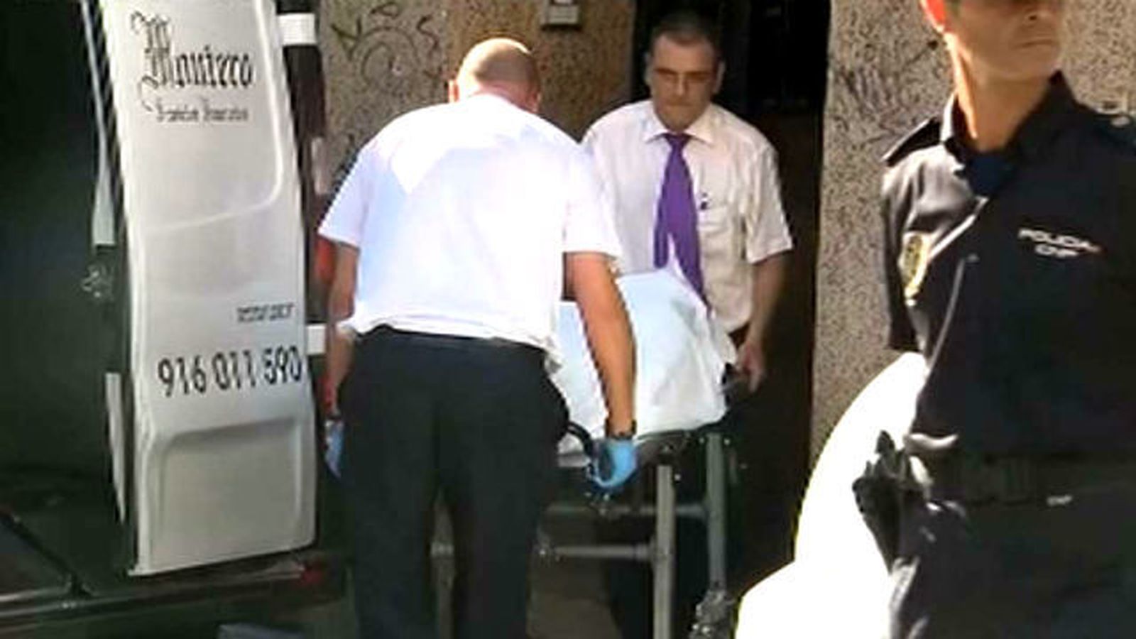 Traslado del cadáver de la mujer asesinada en Alcorcón