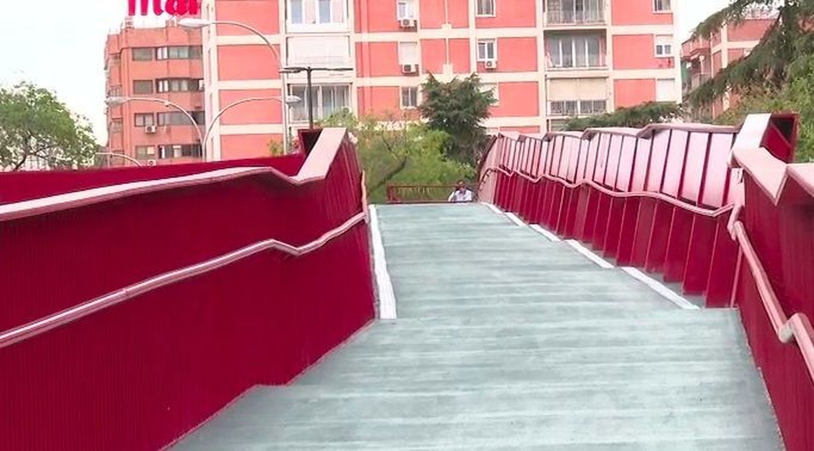 Abierta la nueva pasarela sobre la A-2 que une los distritos de Chamartín y Salamanca