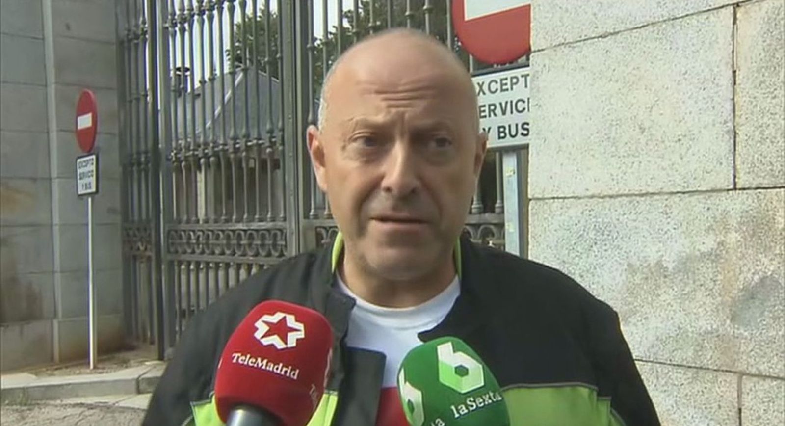 La Guardia Civil impide el acceso a un grupo de personas que quería entrar en el Valle