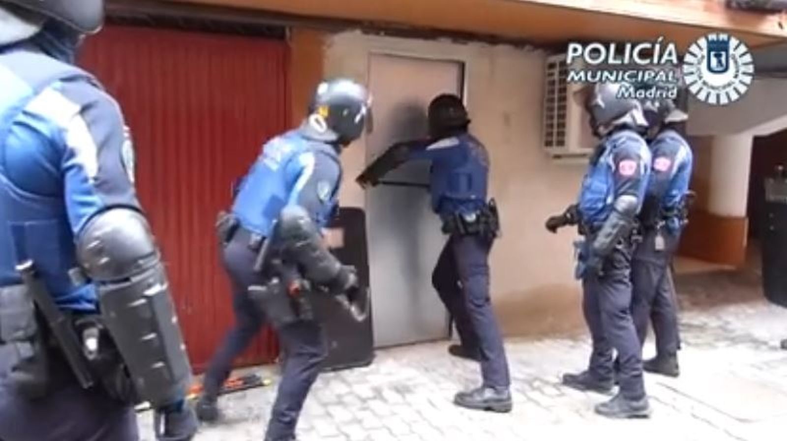 La Policía Municipal de Madrid abre un trastero en Usera lleno de plantas de marihuana