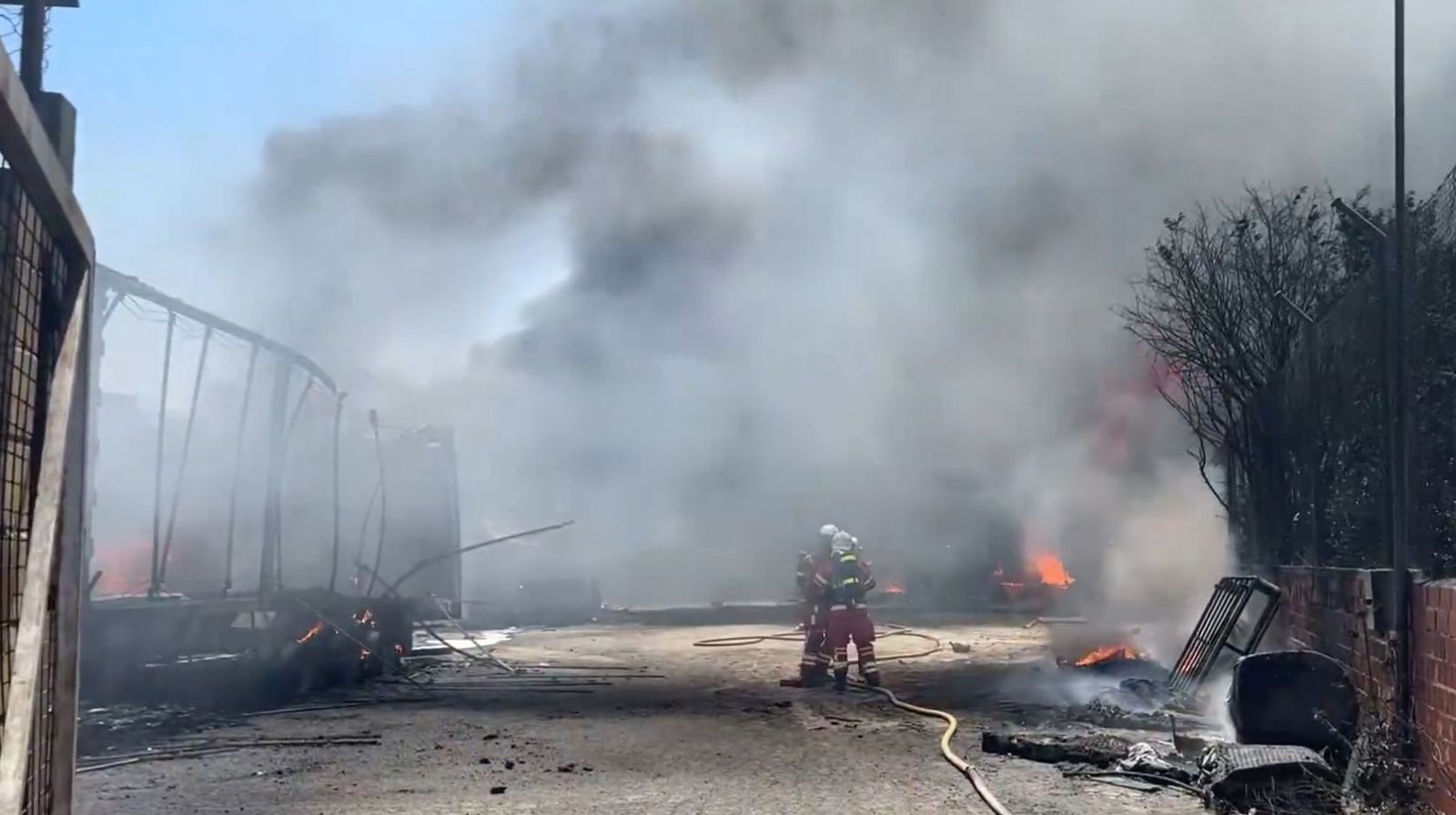 Extinguido el incendio de varios camiones y material en desuso en Parla