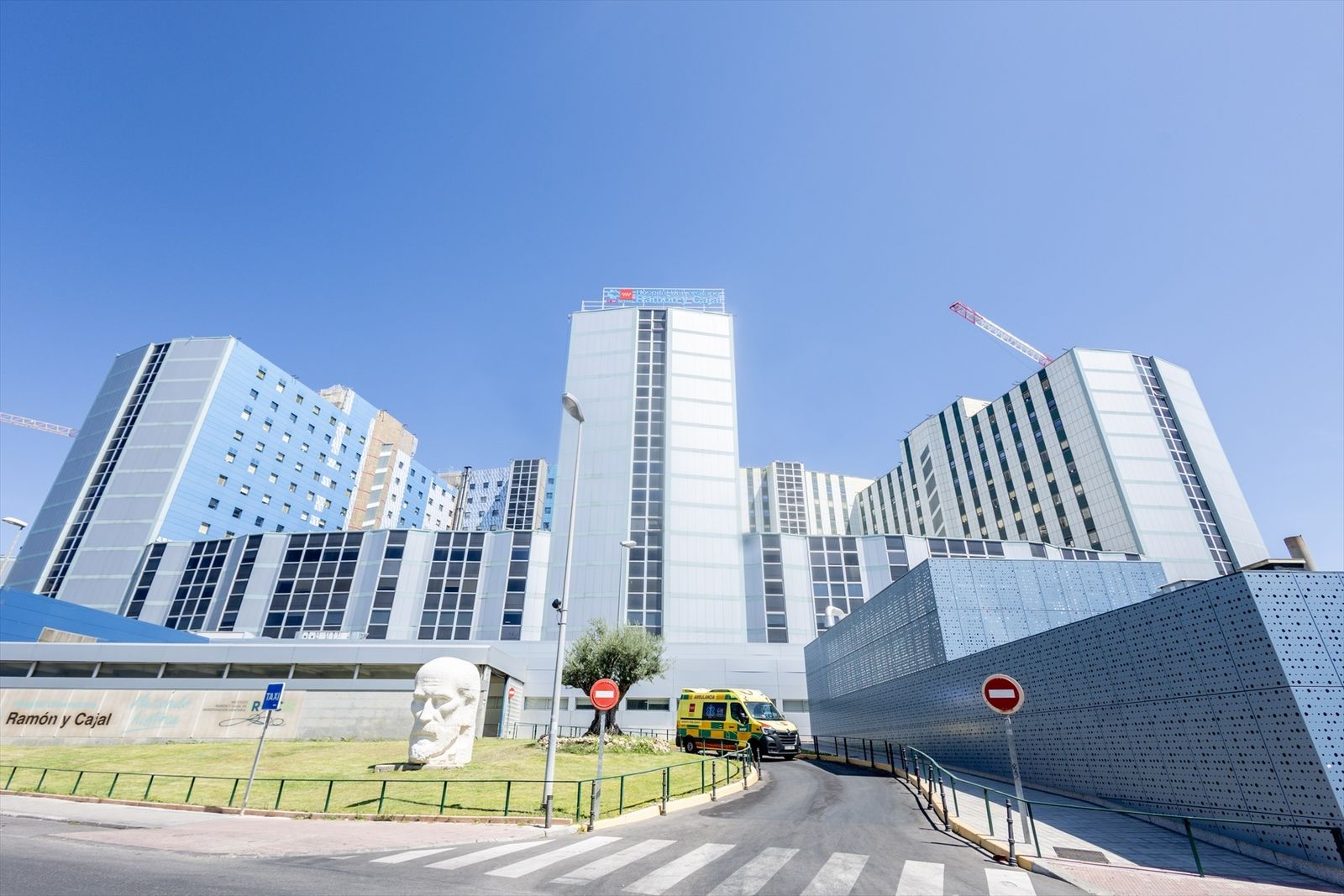 Fachada del Hospital Ramón y Cajal